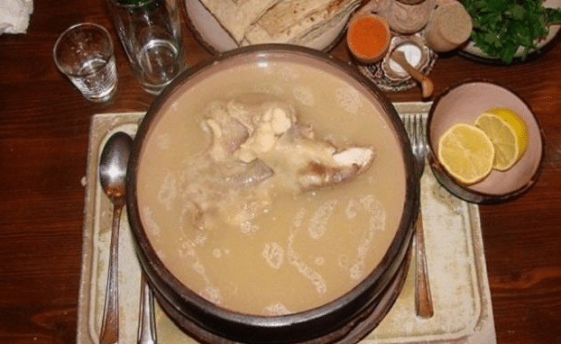 طريقة عمل شوربة الكوارع والعكاوي مع الكريمة